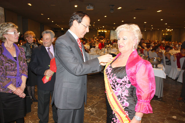 El Alcalde impone la tiara a Pilar Gallego, del centro de Aljucer, tras su eleccin como Reina de los Mayores 2010 - 4