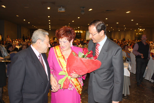 El Alcalde impone la tiara a Pilar Gallego, del centro de Aljucer, tras su eleccin como Reina de los Mayores 2010 - 5