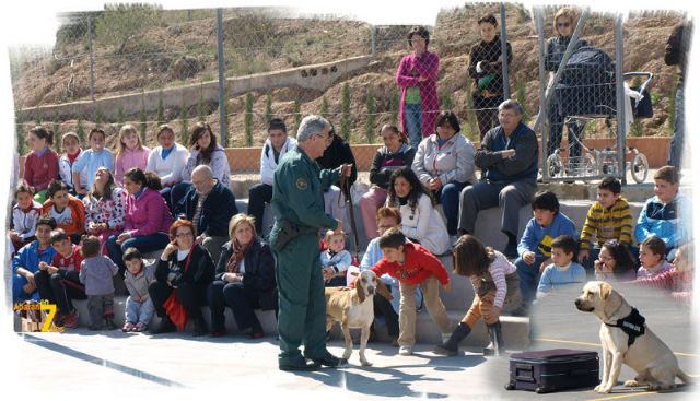 El CEIP San Jos Artesano acogi una exhibicin de medios materiales y humanos de la Guardia Civil - 1