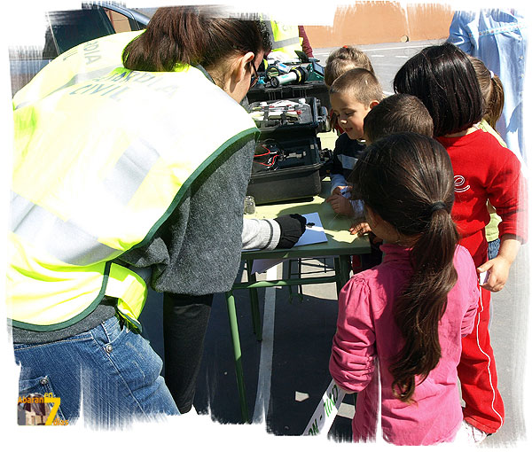El CEIP San Jos Artesano acogi una exhibicin de medios materiales y humanos de la Guardia Civil - 2
