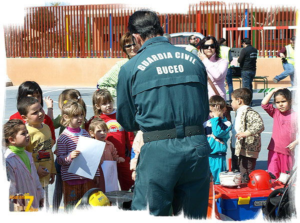 El CEIP San Jos Artesano acogi una exhibicin de medios materiales y humanos de la Guardia Civil - 3