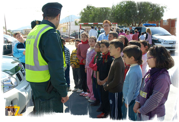 El CEIP San Jos Artesano acogi una exhibicin de medios materiales y humanos de la Guardia Civil - 5