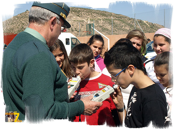 El CEIP San Jos Artesano acogi una exhibicin de medios materiales y humanos de la Guardia Civil - 7