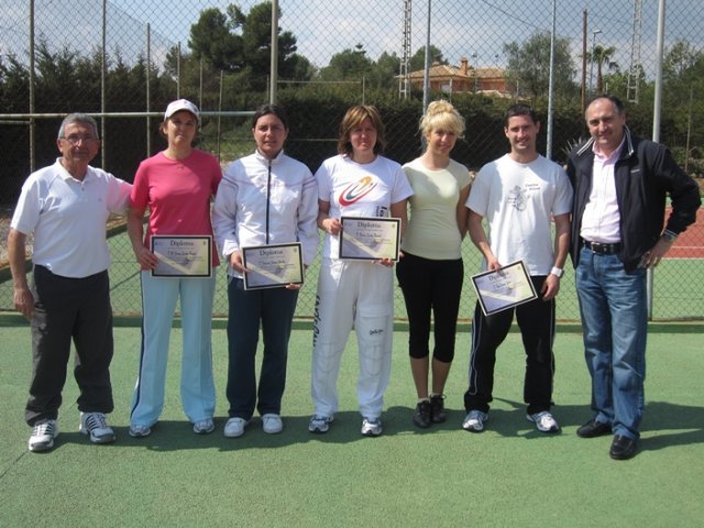 La concejalía de Deportes finaliza con éxito el curso teórico-práctico de iniciación al tenis, Foto 1