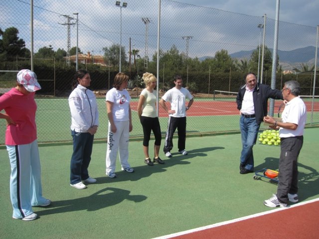 La concejalía de Deportes finaliza con éxito el curso teórico-práctico de iniciación al tenis, Foto 2