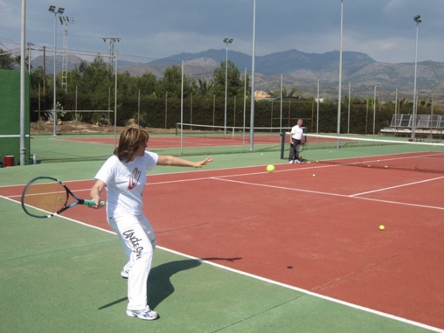La concejalía de Deportes finaliza con éxito el curso teórico-práctico de iniciación al tenis, Foto 3