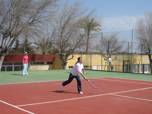 La concejalía de Deportes finaliza con éxito el curso teórico-práctico de iniciación al tenis, Foto 5