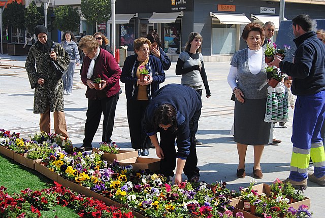 Entrega de plantas en la plaza de España con motivo del 8 de Marzo - 1, Foto 1