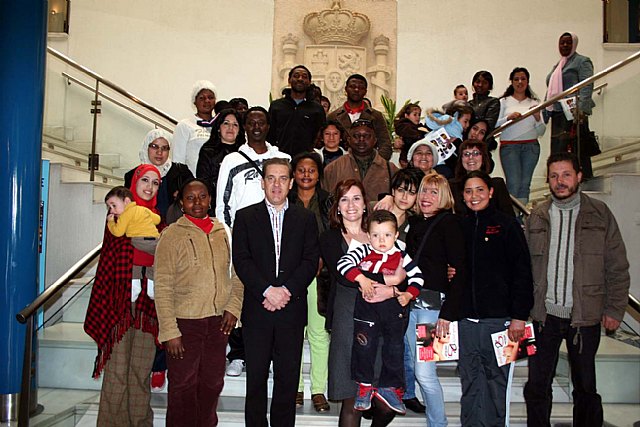 Las personas participantes en el programa sociocultural de la mujer inmigrante visitaron el ayuntamiento - 1, Foto 1