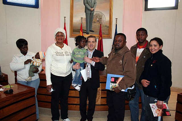 Las personas participantes en el programa sociocultural de la mujer inmigrante visitaron el ayuntamiento - 2, Foto 2