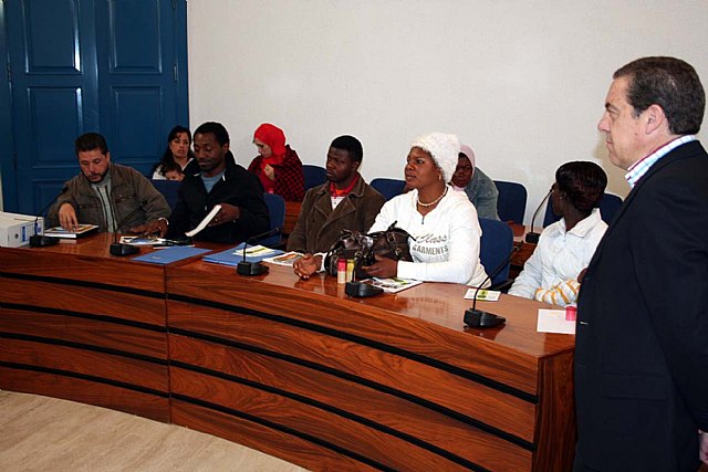 Las personas participantes en el programa sociocultural de la mujer inmigrante visitaron el ayuntamiento - 3, Foto 3