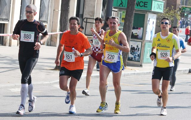 Ms de treinta atletas del Club Atletismo Totana participaron en la  Media Maratn 