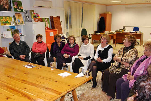 La concejal de Mujer asiste a la charla sobre la situación actual de las ama de casa - 1, Foto 1