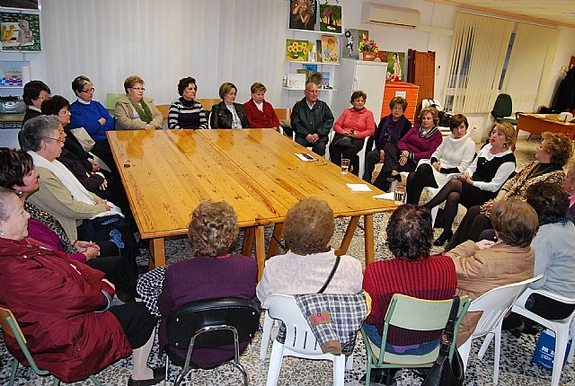 La concejal de Mujer asiste a la charla sobre la situación actual de las ama de casa, Foto 2