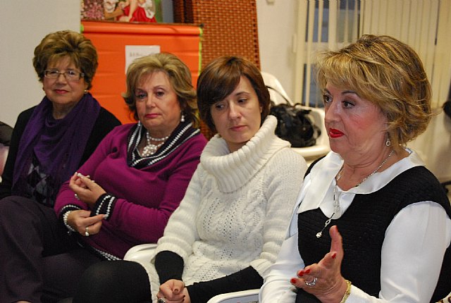 La concejal de Mujer asiste a la charla sobre la situación actual de las ama de casa, Foto 3