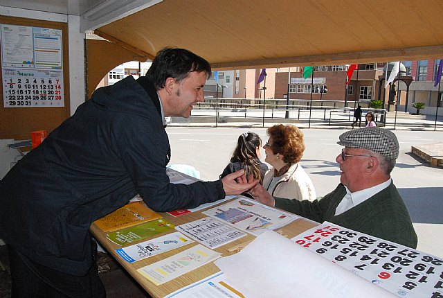 Los consumidores y usuarios de Totana reciben información sobre sus derechos y obligaciones a través del Punto de Información Móvil, Foto 3