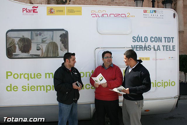 El autobús informativo de la TDT visita la localidad para informar a los vecinos de los pasos que tienen que seguir para adaptar su televisión analógica a la digital - 1, Foto 1