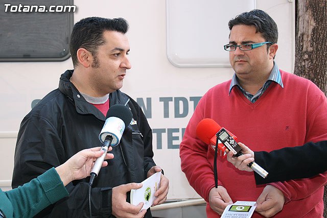 El autobús informativo de la TDT visita la localidad para informar a los vecinos de los pasos que tienen que seguir para adaptar su televisión analógica a la digital - 2, Foto 2
