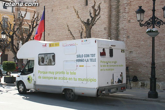 El autobús informativo de la TDT visita la localidad para informar a los vecinos de los pasos que tienen que seguir para adaptar su televisión analógica a la digital - 3, Foto 3