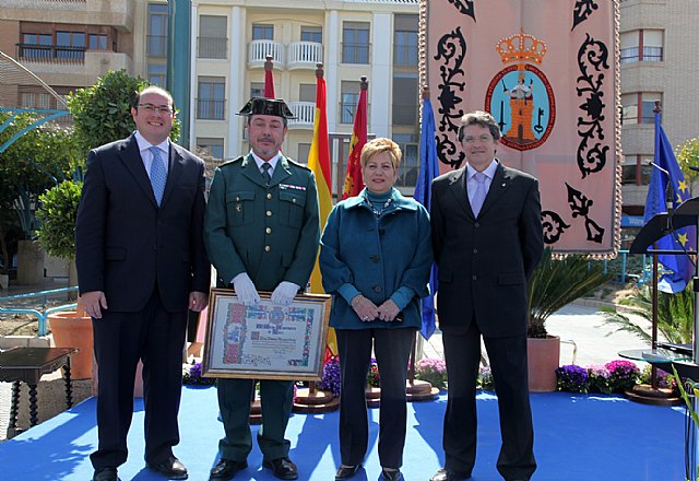 El Sargento de la Guardia Civil recibe un diploma como reconocimiento a su labor durante la celebración del Patrón de la Policía Local de Lorca - 1, Foto 1