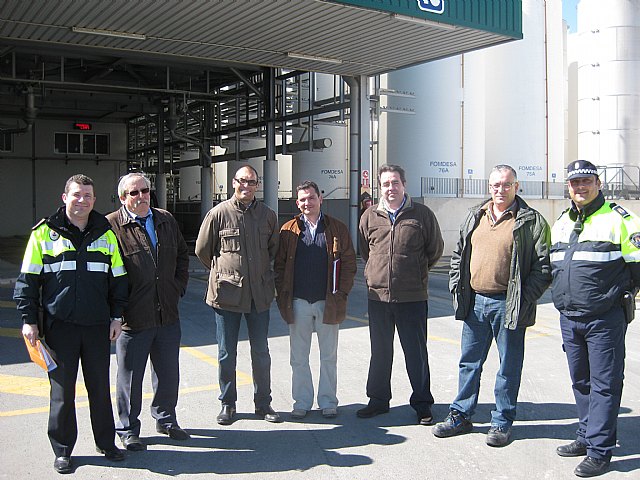 Miembros de Protección Civil y agentes de la Policía Local de totana realizan un simulacro de emergencia en una empresa de fertilizantes - 1, Foto 1