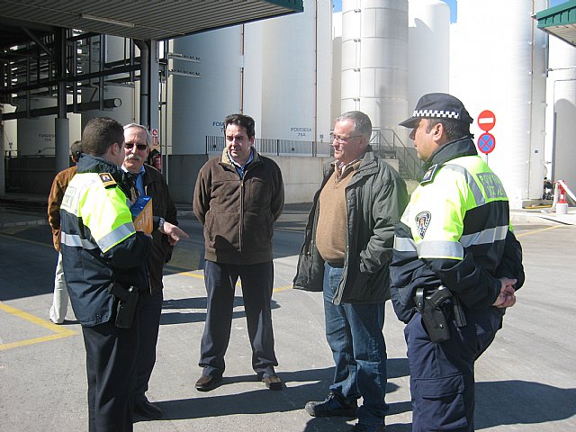 Miembros de Protección Civil y agentes de la Policía Local de totana realizan un simulacro de emergencia en una empresa de fertilizantes - 2, Foto 2