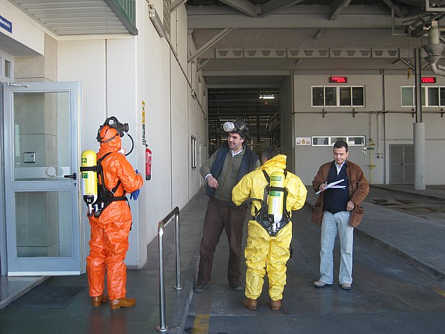 Miembros de Protección Civil y agentes de la Policía Local de totana realizan un simulacro de emergencia en una empresa de fertilizantes - 4, Foto 4