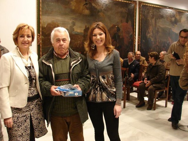 La Concejal del Mayor reparte decodificadores de TDT a los Clubes de Pensionistas de la ciudad y las pedanías - 1, Foto 1