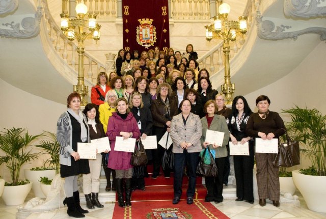 Mujer entrega los diplomas de cinco cursos de Informática - 1, Foto 1