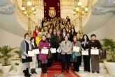 Mujer entrega los diplomas de cinco cursos de Informtica