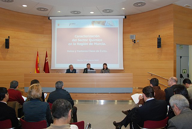 La Comunidad trabaja en una estrategia para aumentar el valor añadido del sector químico regional - 1, Foto 1