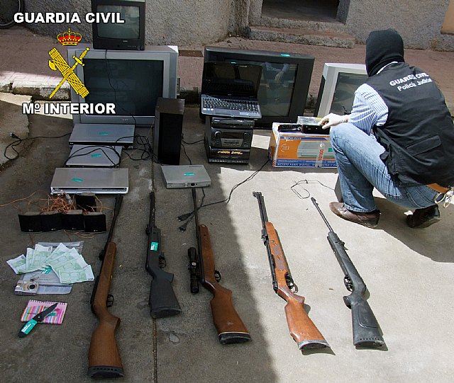 La Guardia Civil desarticula un grupo delictivo relacionado con la prostitución y el tráfico de drogas - 2, Foto 2