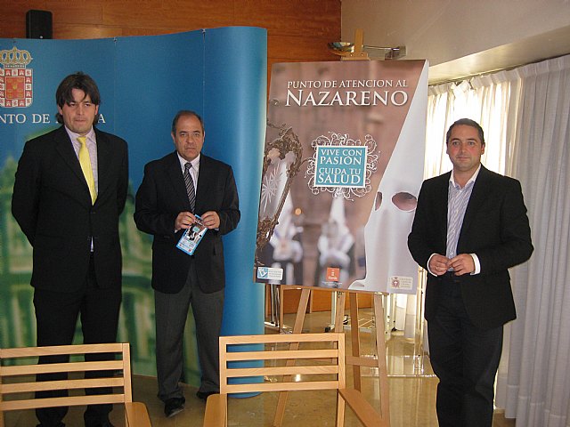 El Colegio de Fisioterapeutas pone en marcha un punto de atención gratuito al nazareno - 1, Foto 1