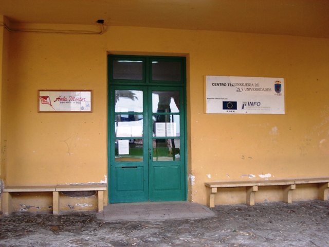 IU muestra su rechazo al traslado del Centro de Educación de Personas Adultas, desde su ubicación en el Antiguo Instituto, Foto 1