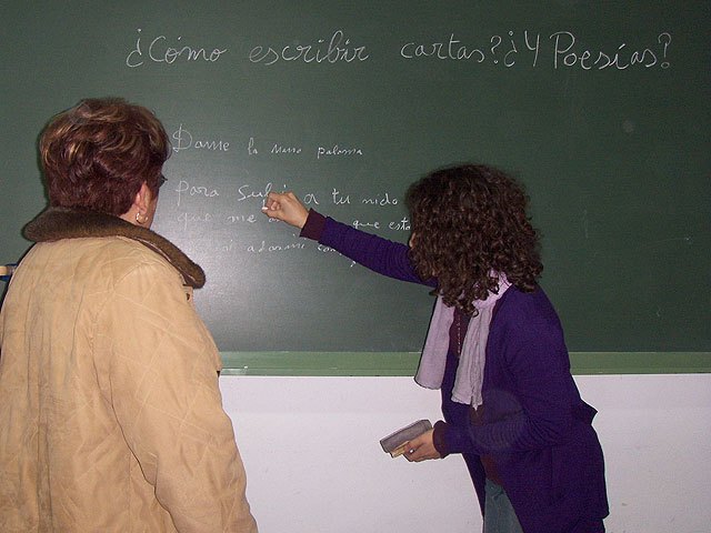 Más de 25 personas participan diariamente en un taller de alfabetización, Foto 1
