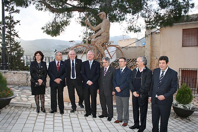 Valcárcel inaugura en Caravaca la escultura ‘El Peregrino’ como “un gran referente para todos los visitantes durante el Año Santo” - 2, Foto 2