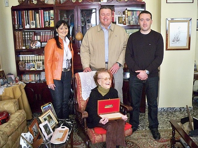 Catalina Espejo, la abuela de La Unión, recibe el cariño de su pueblo - 1, Foto 1