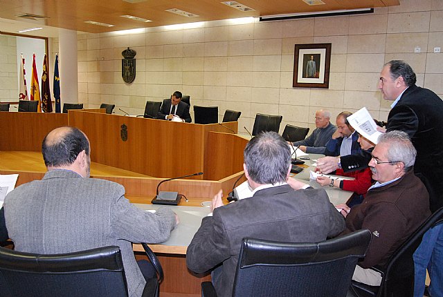 El alcalde y el concejal de Desarrollo Económico se reúnen con los empresarios de la construcción de la localidad, Foto 1