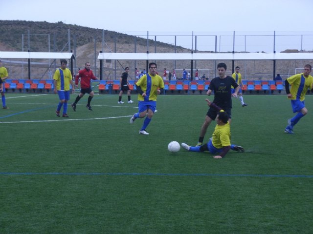 El equipo Hamburguesería Tara protagoniza la sorpresa de la vigesimotercera jornada de la Liga de Fútbol Aficionado Juega limpio, Foto 1