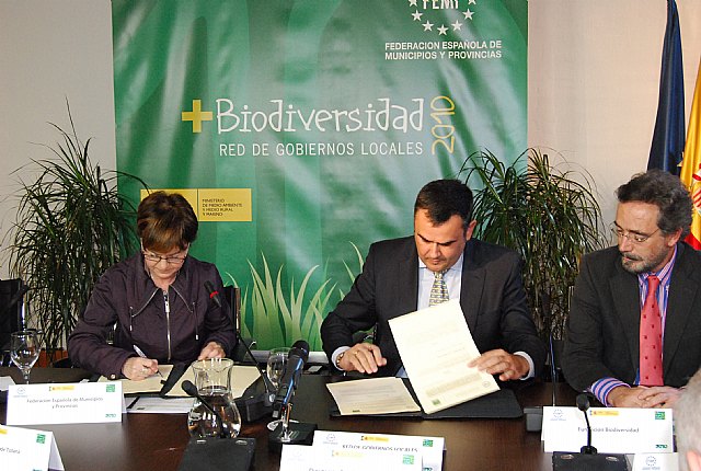The Mayor of Totana Madrid signing the agreement for the project which won national biodiversity, Foto 1