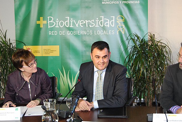 The Mayor of Totana Madrid signing the agreement for the project which won national biodiversity, Foto 2