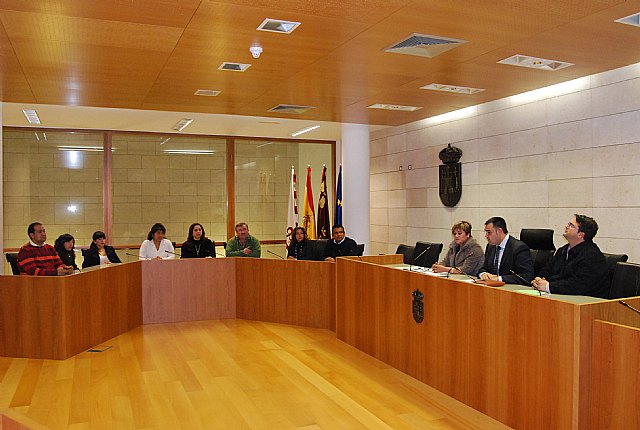 El alcalde y el concejal de Bienestar Social reciben a los miembros de la Asociación de integración y prestación de servicios a la comunidad de inmigrantes de la región de Murcia, Foto 1