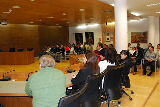 El alcalde y el concejal de Bienestar Social reciben a los miembros de la Asociación de integración y prestación de servicios a la comunidad de inmigrantes de la región de Murcia - 2, Foto 2