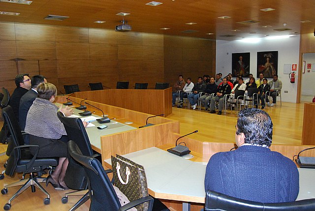 El alcalde y el concejal de Bienestar Social reciben a los miembros de la Asociación de integración y prestación de servicios a la comunidad de inmigrantes de la región de Murcia, Foto 3