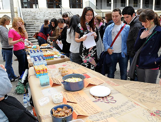 Los alumnos de Letras celebran un concurso de comida internacional a favor de UNICEF - 1, Foto 1