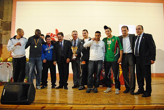 El delegado del Gobierno preside la entrega de trofeos del campeonato de fútbol sala “Guillermo Miranda” - 1, Foto 1