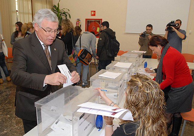 El rector de la Universidad de Murcia, reelegido con el 67 por ciento de los votos - 1, Foto 1
