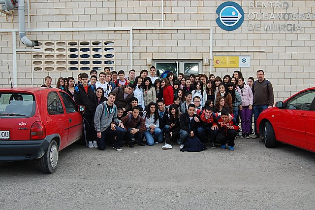 Alumnos de secundaria conocen la acuicultura de mano del equipo de biólogos que forman el Centro Oceanográfico de Murcia, situado en Mazarrón - 1, Foto 1