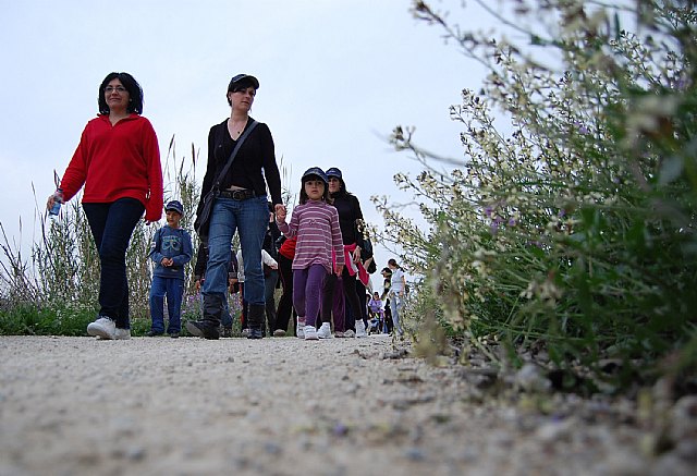 Los ilorcitanos dan un paseo de lo más sano por la mota del río Segura - 2, Foto 2