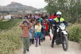Los ilorcitanos dan un paseo de lo ms sano por la mota del ro Segura